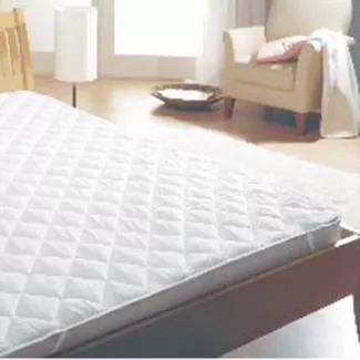 Gesteppte Matratzenauflage mit Eckgummis