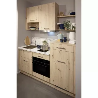 Küchenzeile mit Geräten