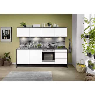 Küchenzeile mit Geräten