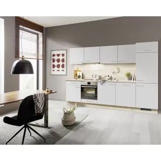 Küchenzeile mit Geräten